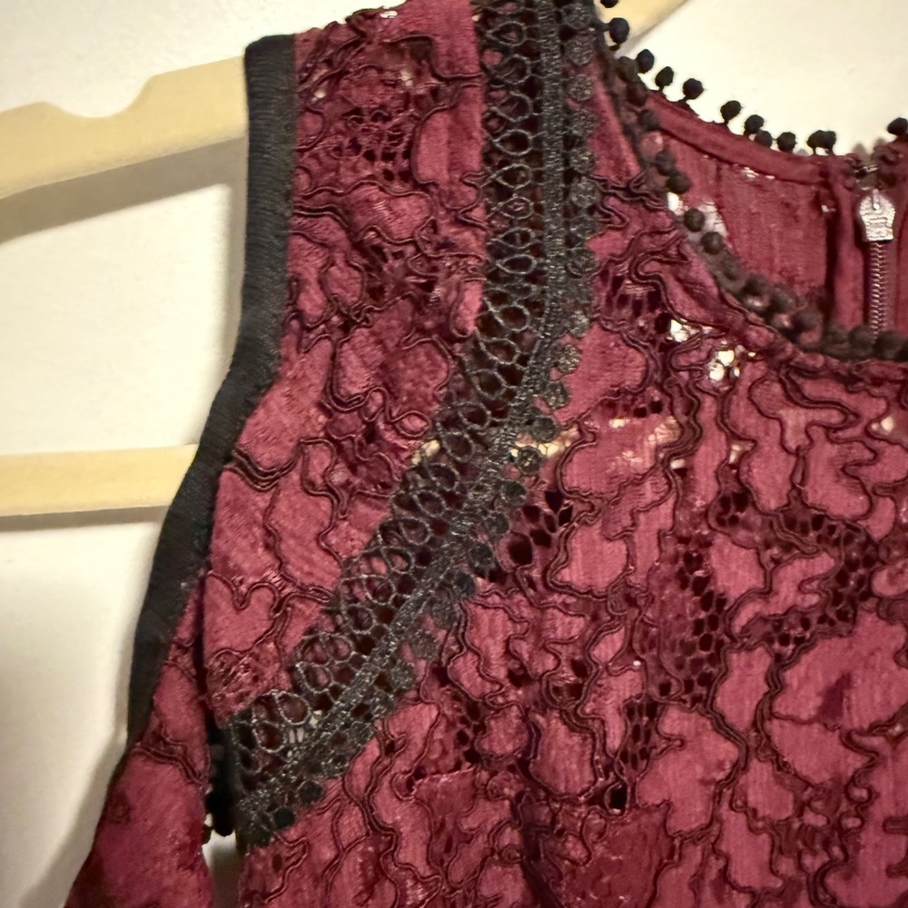 Alexis Evie Burgundy Lace Midi Dress Cold Shoulder Size Small - Picture 4 of 13